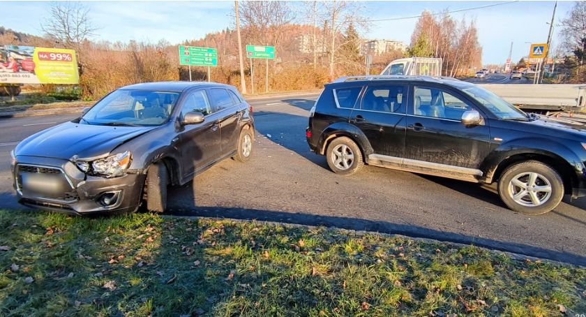 Zderzenie dwóch Mitsubishi. Jedna osoba w szpitalu.