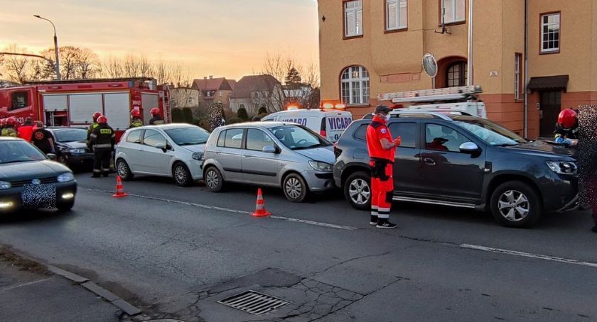 Zderzenie czterech aut na Wolności. Najechanie na tył.