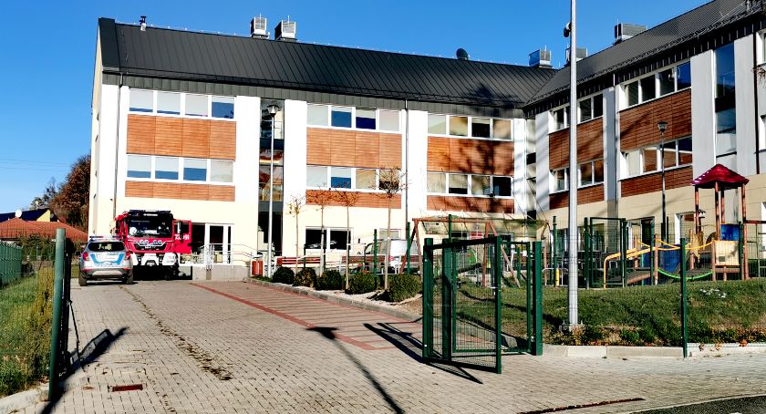 Policja przeszukiwała budynek Szkoły Podstawowej w Jeżowie Sudeckim