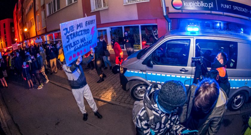 Kolejny Protest Kobiet w Jeleniej Górze. Policjanci legitymowali uczestników.