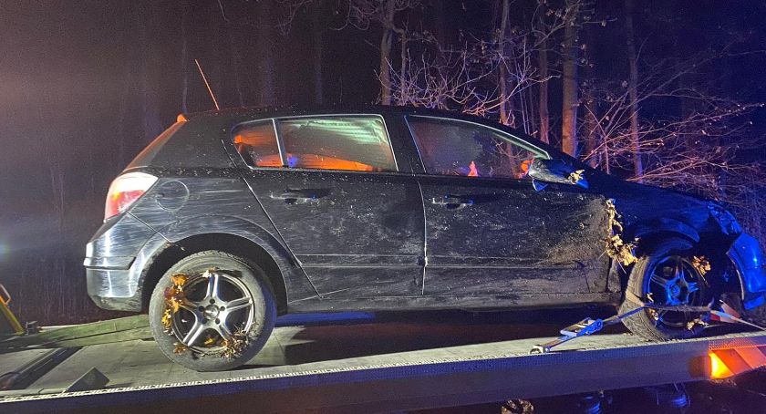 Auto wpadło o rowu. Kobieta z dzieckiem w szpitalu.