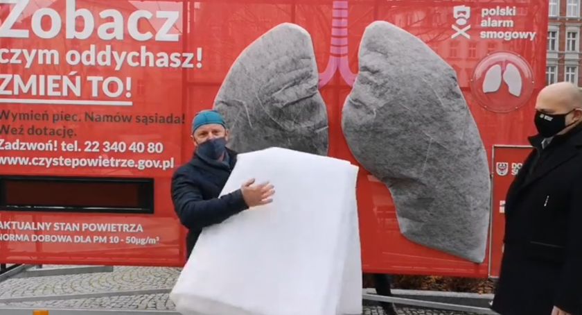 Szare płuca w centrum Jeleniej Góry. Powietrze jest bardzo zanieczyszczone. 