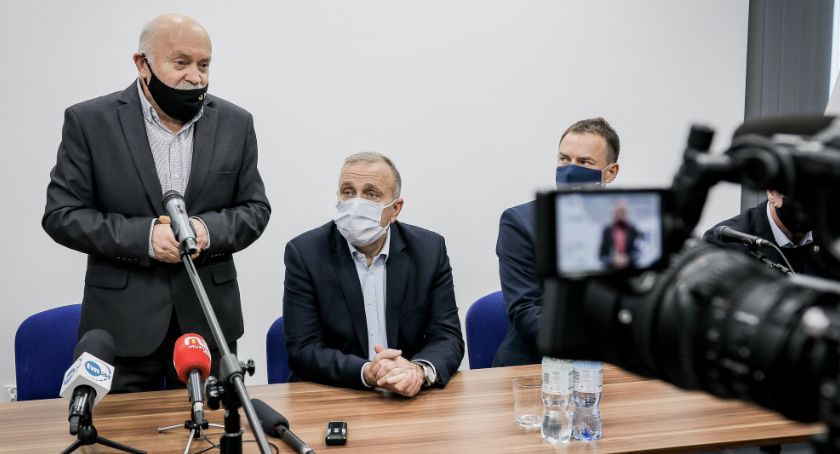 Posłowie KO : Nie kłamcie, że nie ma pieniędzy na wsparcie branży turystycznej.