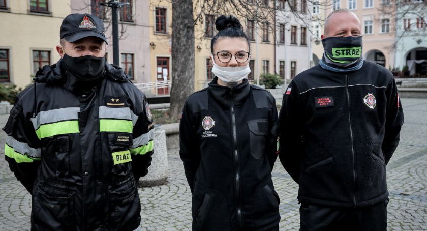 Świąteczna akcja strażaków. Chcą zrobić prezent najbardziej potrzebującym seniorom.