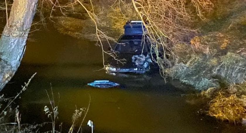 Uciekając przed policją wjechał do rzeki