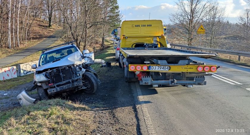 Najechanie na tył na ul. Sudeckiej w Jeleniej Górze. Niewielkie utrudnienia w ruchu. 