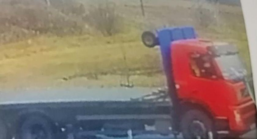 Jeleniogórscy policjanci poszukują kierowcy ciężarowego Volvo, który mógł być sprawcą zdarzenia drogowego.