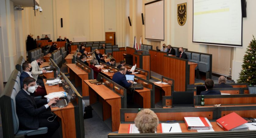 Dolnośląski sejmik przyjął uchwałę budżetową na rok 2021