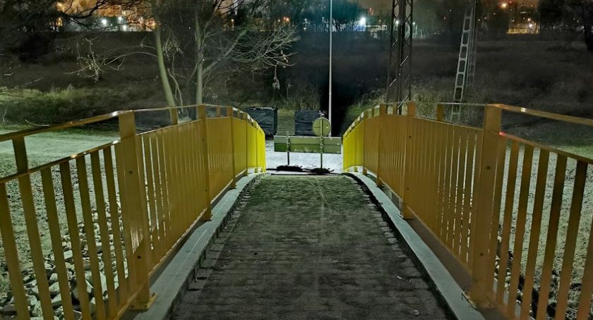 Mostek jednak za stromy? Drobny błąd projektowy wymusił rozbiórkę nawierzchni?
