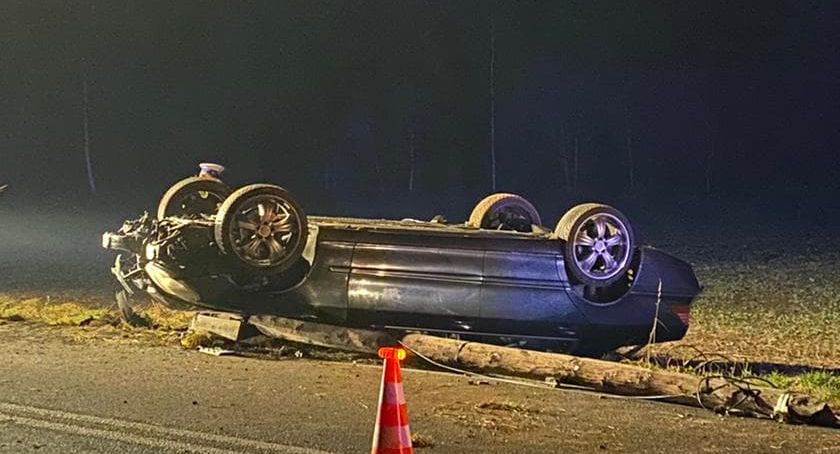 Dachowanie pod Sędziszową. Trzy osoby uciekły.