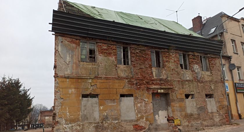 Spadający tynk stwarza zagrożenie na ulicy Sobieskiego.