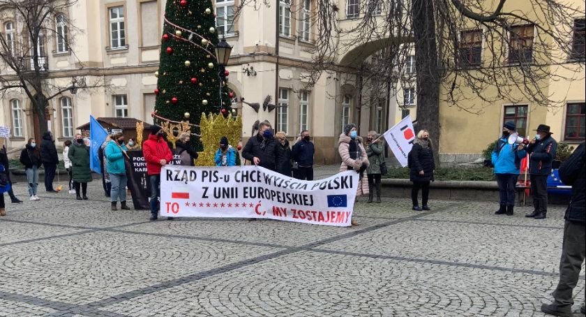 Protesty na Placu Ratuszowym w Jeleniej Górze