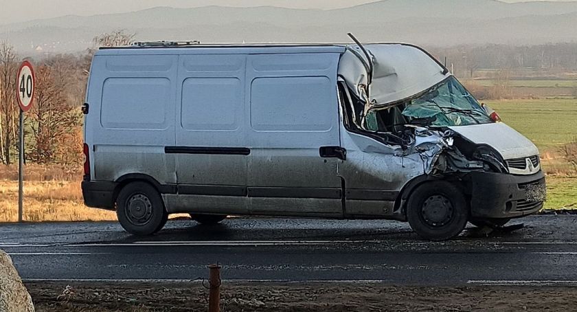 Na drodze do Szklarskiej Poręby bus zderzył z pojazdem technicznym służby drogowej