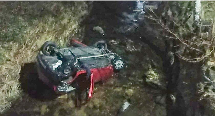 Stara Kamienica : Fiat Punto wpadł do rzeki. Kierowca był pijany.