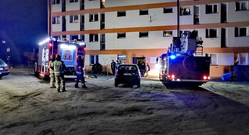 Ogień w mieszkaniu na Wyczółkowskiego. Dwie osoby zatruły się dymem.