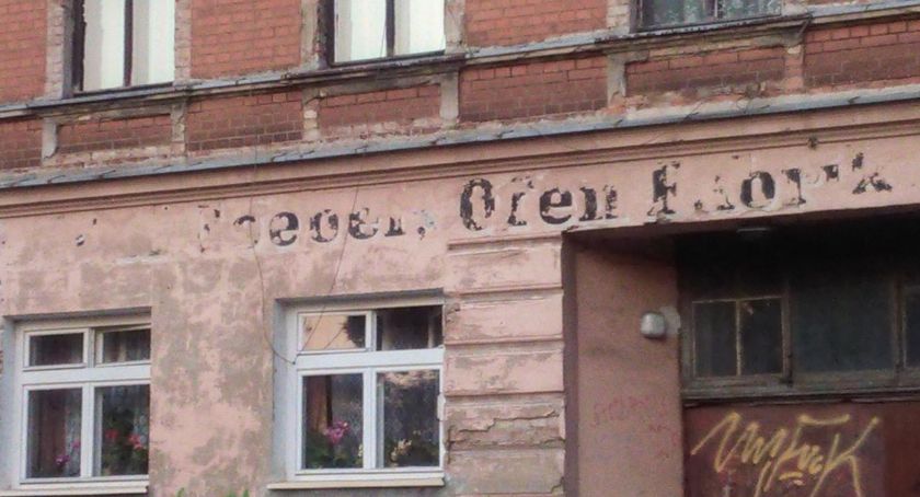 Spod tynku patrzy Hirschberg 