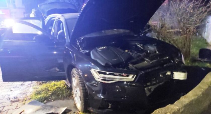 Rozbił auto. Uciekając próbował je podpalić.