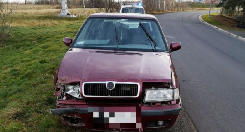 Kierujący pod wpływem narkotyków zasnął za kierownicą na środku drogi