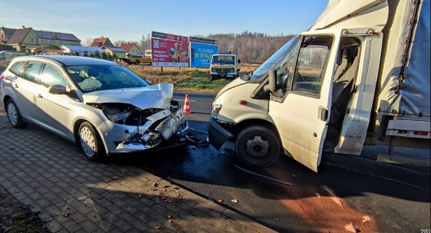 Czołowe zderzenie w Jeżowie Sudeckim. Jedna osoba w szpitalu.