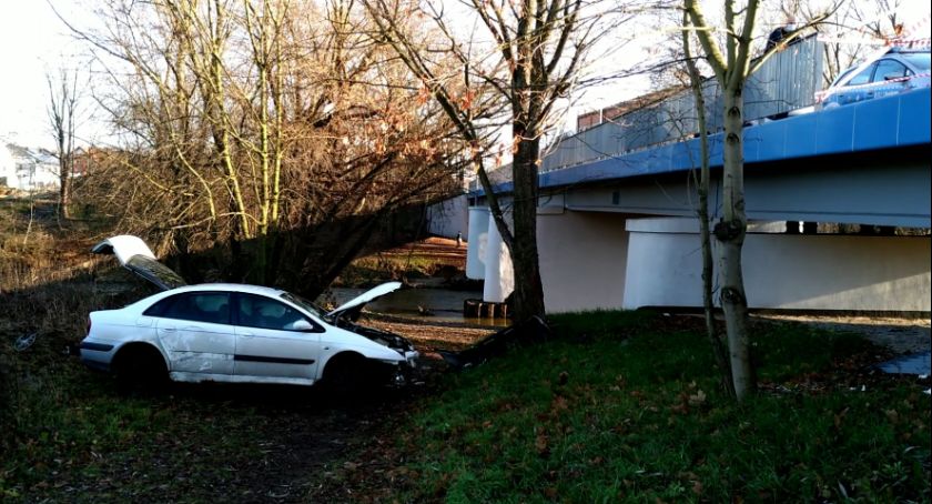 Auto przebiło bariery i spadło z mostu