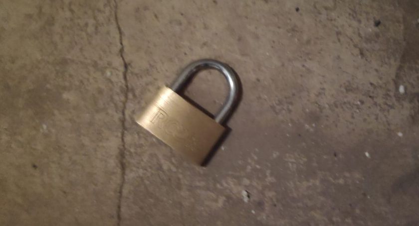 Ktoś włamał się do kilkunastu piwnic w bloku na osiedlu XX-lecia. Czytelnik prosi o pomoc.