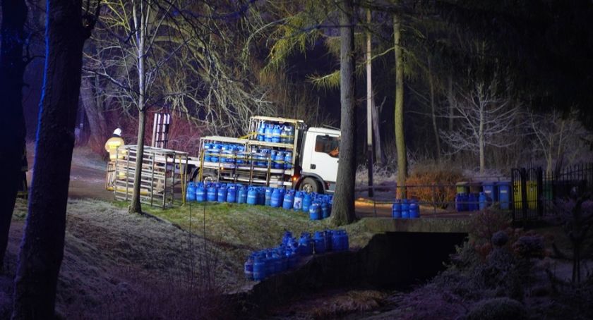 Uwaga - ślisko! Dostawczak wiozący butle z gazem wypadł z drogi.