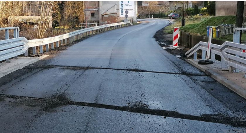 Uwaga na moście w Strzyżowcu.
