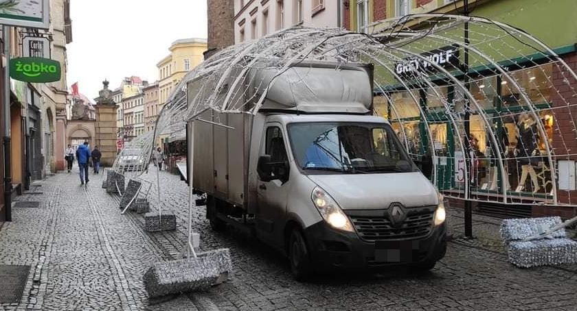 Na Konopnickiej dostawczy bus utknął w ...dekoracjach świątecznych