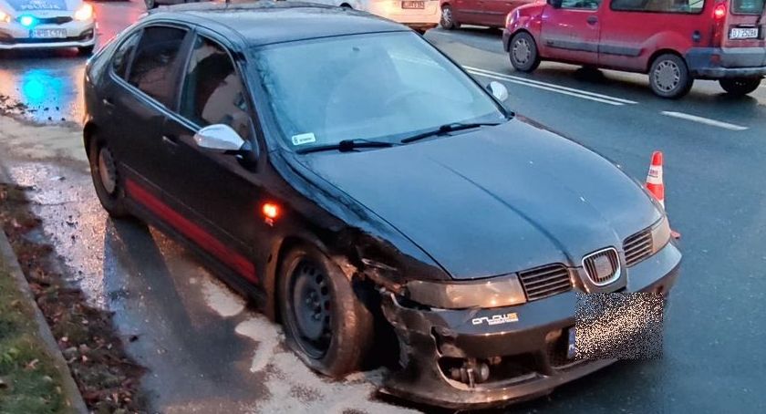 Kolizja na Wolności. Uszkodzona latarnia.