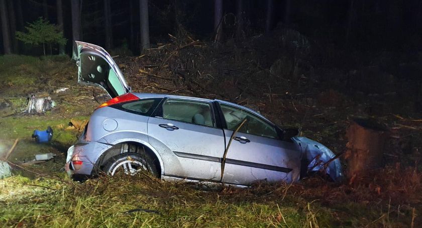 Na drodze Świeradów Zdrój - Szklarska Poręba auto wypadło z drogi i uderzyło w drzewo