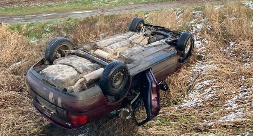Skończył jazdę w strumieniu. Auto przewróciło się na dach.