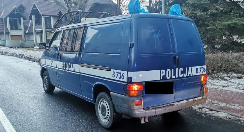 Poruszali się fałszywym radiowozem.
