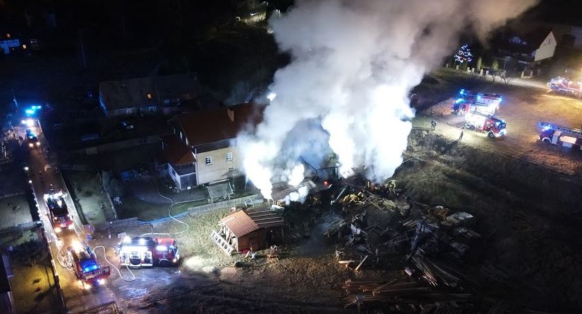 Pożar w Łomnicy. Zagrożony budynek mieszkalny.