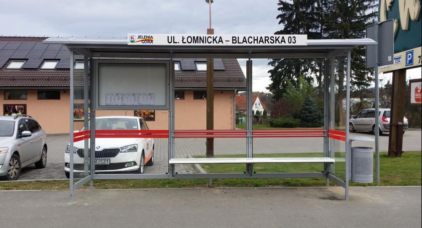 Nowe wiaty przystankowe