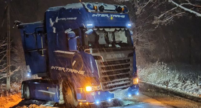 Tir zablokował drogę. Osobówka wpadła do rowu