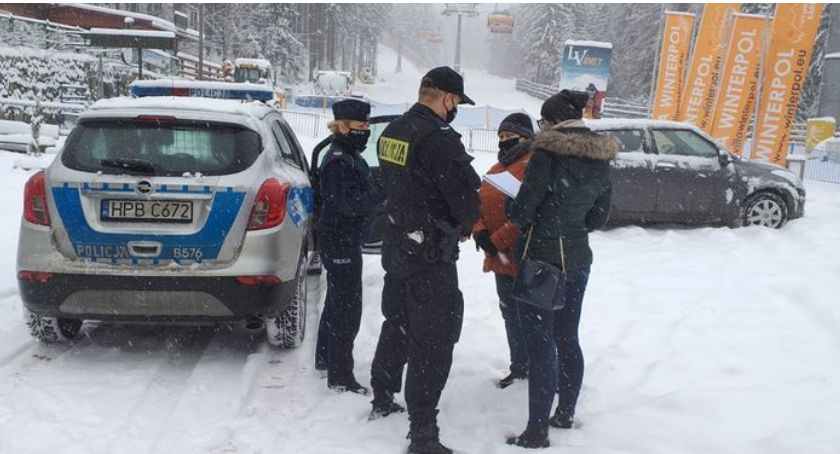 Jeleniogórscy policjanci wraz ze służbami sanitarnymi kontrolowali stoki i obiekty wypoczynkowe w Karpaczu