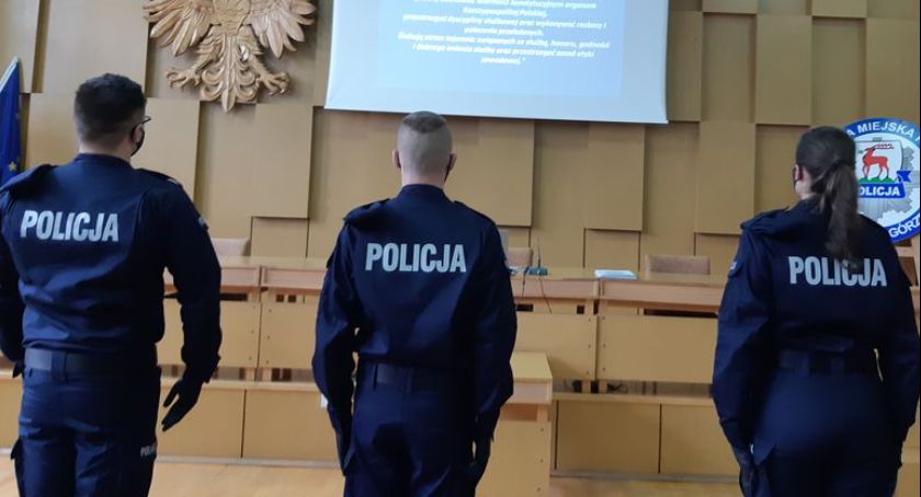 Ślubowanie młodych policjantów.