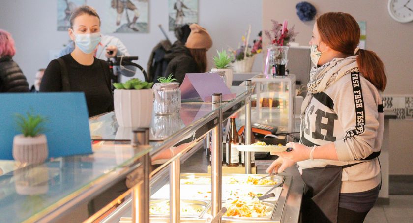 Karpacz : Część lokali gastronomicznych już przyjmuje pierwszych klientów