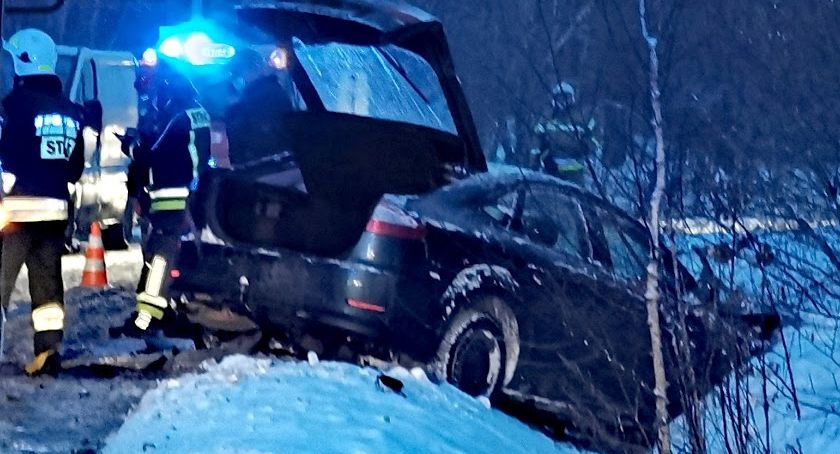 Czołowe zderzenia dwóch samochodów pomiędzy Siedlęcinem i Jeżowem Sudeckim