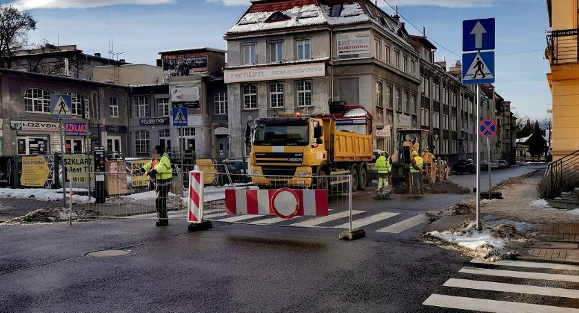 Zablokowana ul. Okrzei. Awaria sieci kanalizacyjnej.