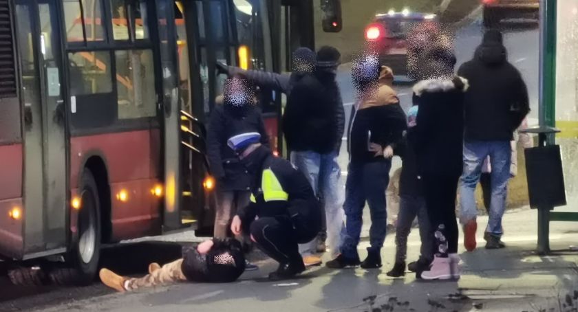 Pijany pasażer przewrócił się wsiadając do autobusu