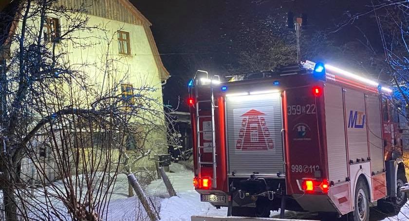 Pożar mieszkania w Szklarskiej Porębie. Właściciela uratowali sąsiedzi.