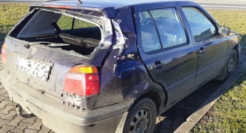 17-latek uciekał przed policją i staranował radiowóz