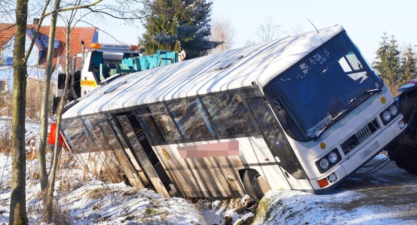 Szklanka na drodze. Autobus w rowie