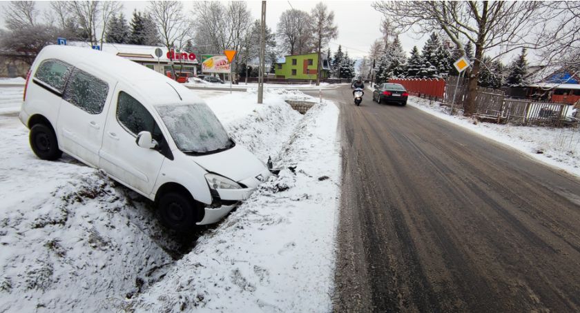 Ślisko na drogach w regonie. W Łomnicy auto wpadło do rowu.