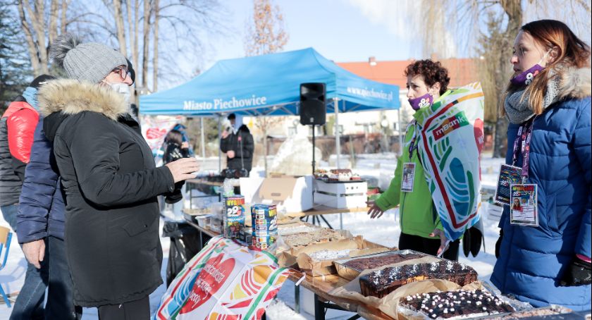 Kiermasz ciast w ramach WOŚP w Piechowicach.