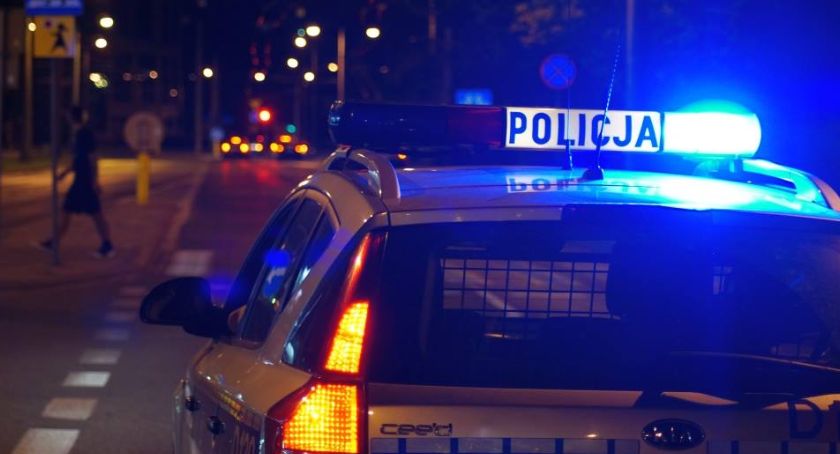 Ukradł perfumy, a uciekając wbiegł na czerwonym świetle pod koła policyjnego radiowozu. Został zatrzymany wraz z łupem.