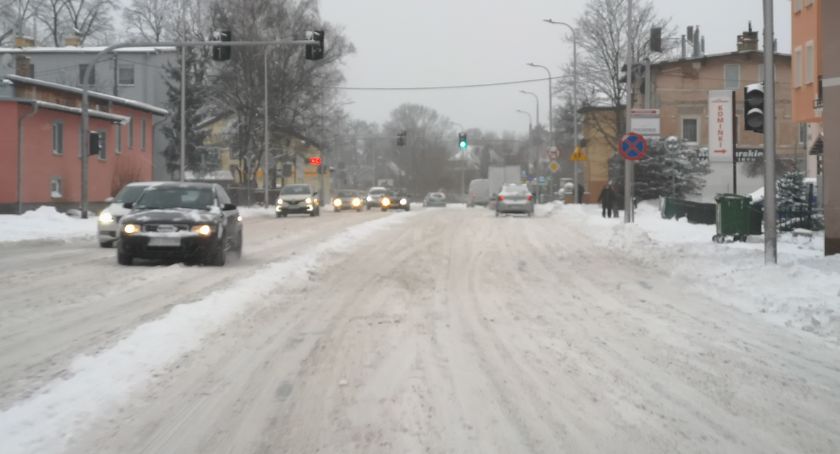 Fatalne warunki na drogach w Jeleniej Górze. To skandal! - mówi jeden z kierowców.