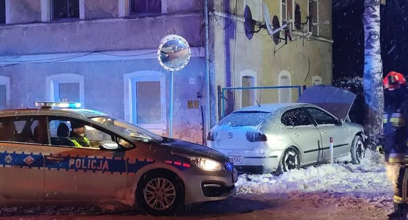 Zderzenie w Podgórzynie. Jedno auto wjechało w drzewo.