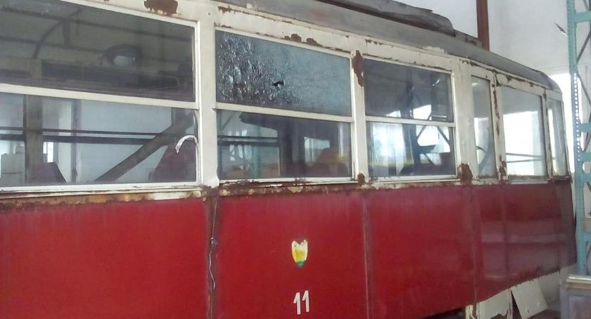 Tramwaj wywieziony do Rakowic Wielkich. Teraz nie straszny mu mróz, śnieg i deszcz
